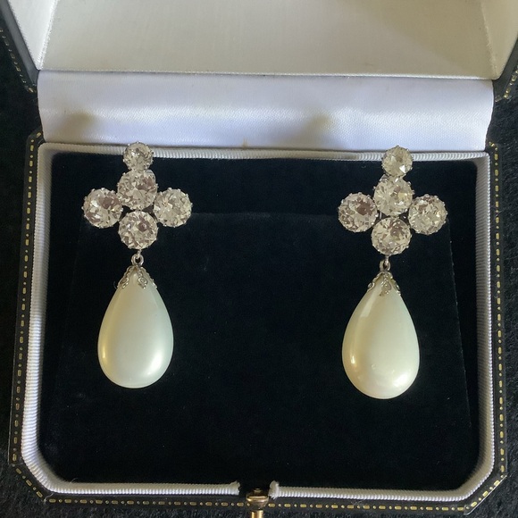 Vintage SCAASI faux pearl & rhinestones clip on earrings. - Picture 2 of 6